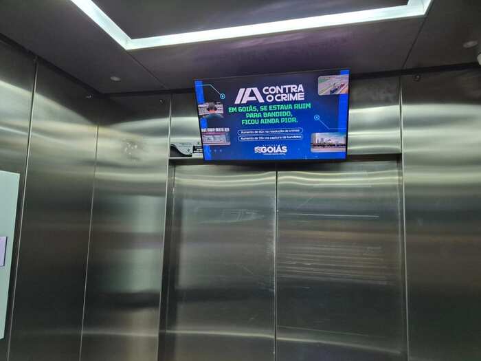 Tela Elevel instalada em elevador com identificação Anuncie Aqui